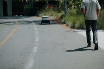 Robots de livraison : la france autorise leur circulation autonome sur la chaussée Robots de livraison : la France autorise leur circulation autonome sur la chaussée