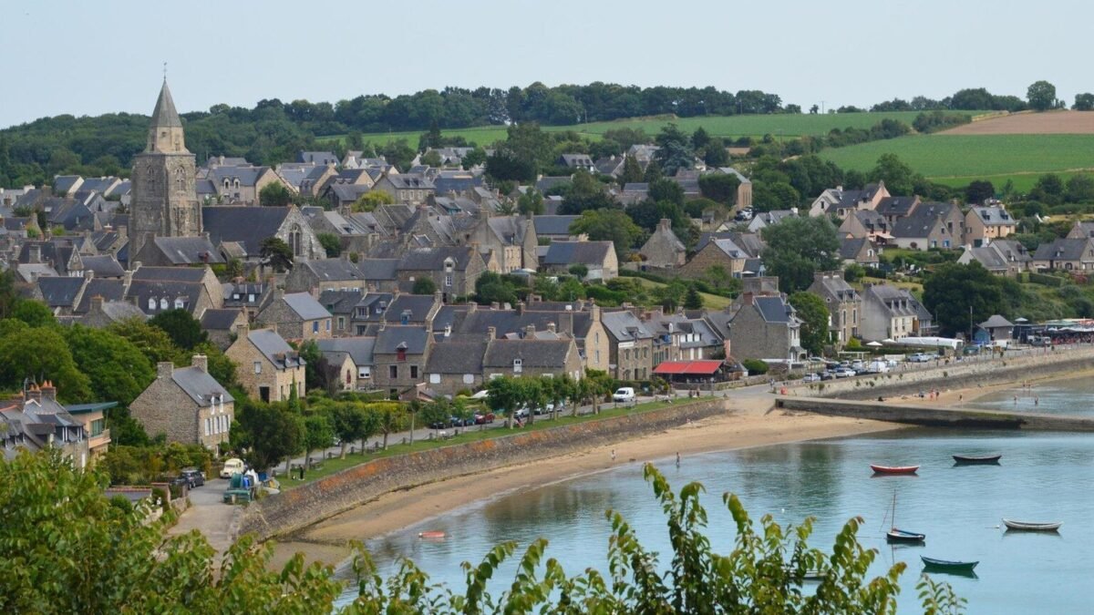 « Bobos dehors » : des tags anti-touristes choquent un village breton classé