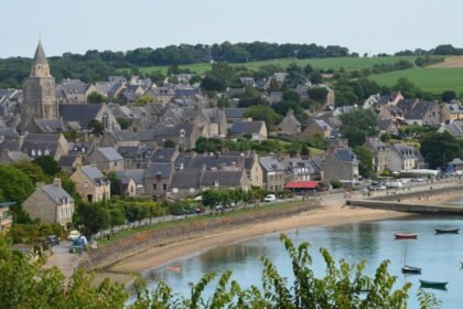 « Bobos dehors » : des tags anti-touristes choquent un village breton classé
