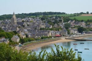 « Bobos dehors » : des tags anti-touristes choquent un village breton classé