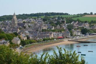 « Bobos dehors » : des tags anti-touristes choquent un village breton classé