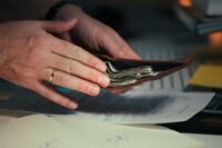 Salaires 2026 : les entreprises limitent la hausse médiane à 3 %