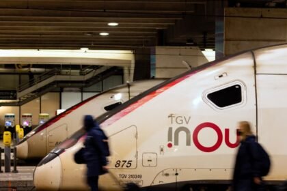 Tgv hendaye-paris : 12 heures de retard après la foudre sur une caténaire TGV Hendaye-Paris : 12 heures de retard après la foudre sur une caténaire