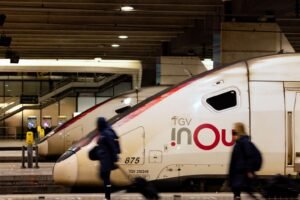 Tgv hendaye-paris : 12 heures de retard après la foudre sur une caténaire TGV Hendaye-Paris : 12 heures de retard après la foudre sur une caténaire