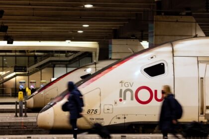 Tgv hendaye-paris : 12 heures de retard après la foudre sur une caténaire TGV Hendaye-Paris : 12 heures de retard après la foudre sur une caténaire