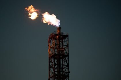 Ukraine : une raffinerie russe en Sibérie touchée à 2 200 km de la frontière