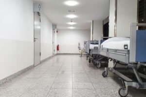 Urgences d'Orléans : une octogénaire dénonce six jours sur un brancard