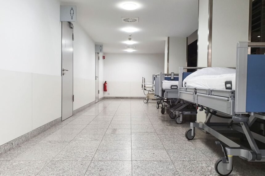 Urgences d'Orléans : une octogénaire dénonce six jours sur un brancard