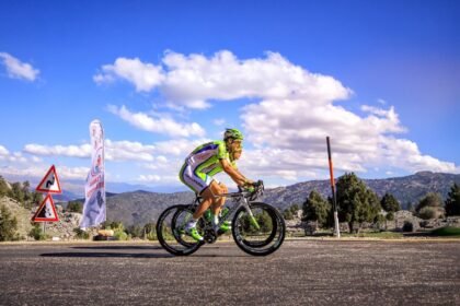 Vuelta : Enric Mas domine l&rsquo;étape reine et conforte son maillot rouge