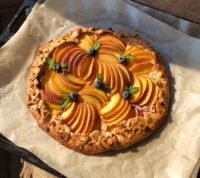 Cette galette rustique aux pêches et aux amandes se prépare en 42 minutes Cette galette rustique aux pêches et aux amandes se prépare en 42 minutes