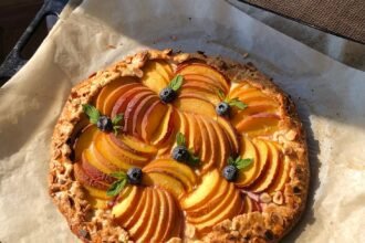 Cette galette rustique aux pêches et aux amandes se prépare en 42 minutes