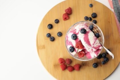 Cette glace maison au yaourt et aux fruits rouges se prépare sans sorbetière