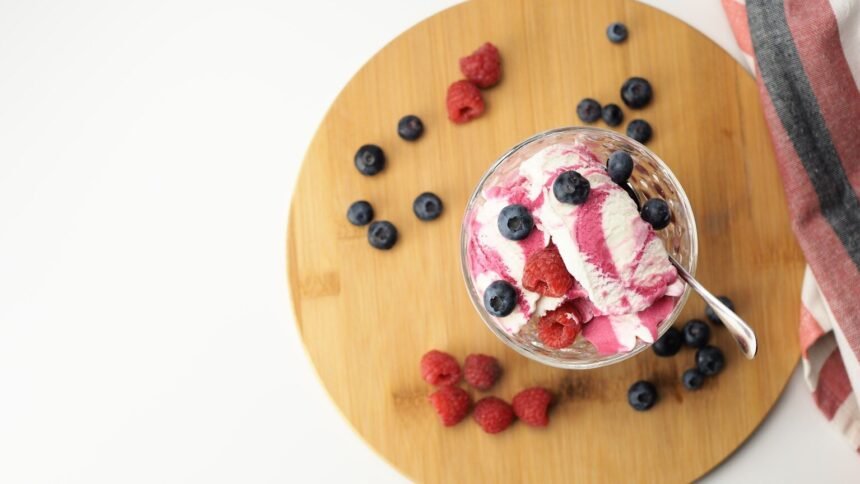 Cette glace maison au yaourt et aux fruits rouges se prépare sans sorbetière Cette glace maison au yaourt et aux fruits rouges se prépare sans sorbetière