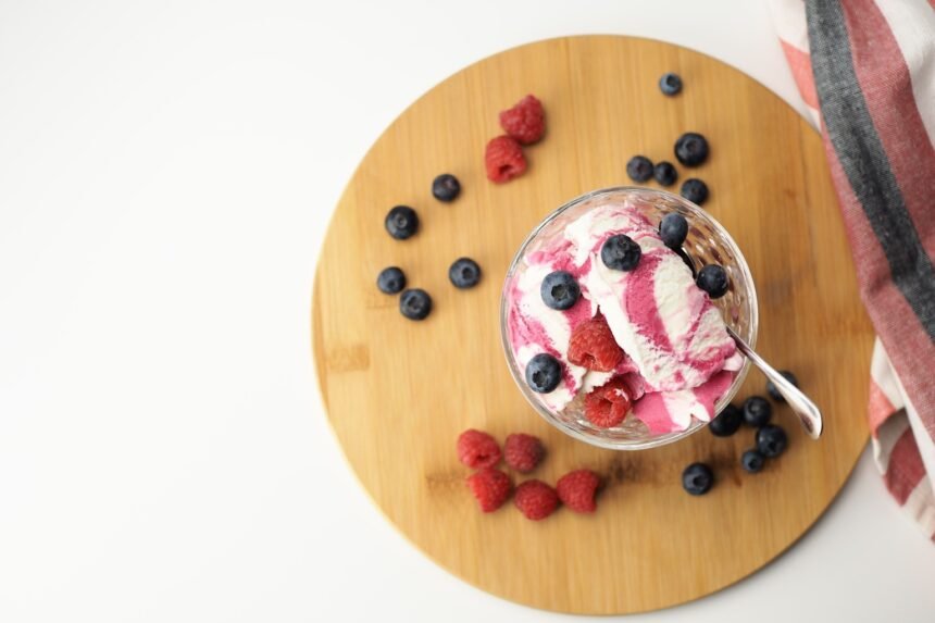 Cette glace maison au yaourt et aux fruits rouges se prépare sans sorbetière Cette glace maison au yaourt et aux fruits rouges se prépare sans sorbetière
