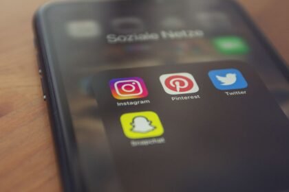 LinkedIn lance un bouton pour signaler les posts générés par l&rsquo;IA