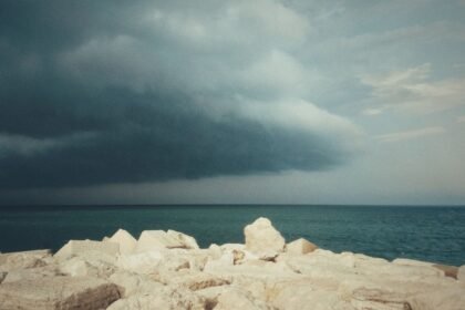 Orages dans le Var et les Alpes-Maritimes : jusqu&rsquo;à 26 000 foyers sans électricité
