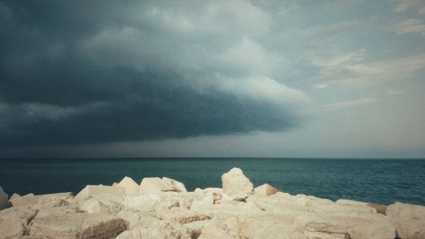 Orages dans le var et les alpes-maritimes : jusqu'à 26 000 foyers sans électricité Orages dans le Var et les Alpes-Maritimes : jusqu’à 26 000 foyers sans électricité