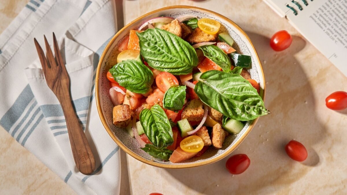 Cette panzanella toscane se prépare en 20 minutes