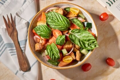 Cette panzanella toscane se prépare en 20 minutes