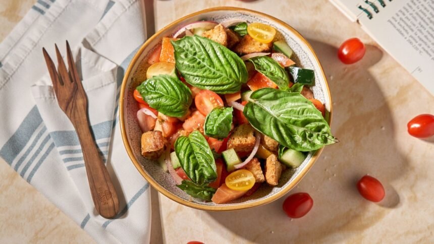 Cette panzanella toscane se prépare en 20 minutes Cette panzanella toscane se prépare en 20 minutes