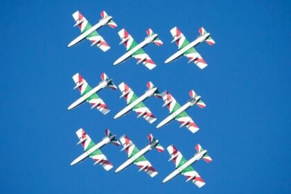 Pont-Audemer : un pilote de la Patrouille de France survole son village natal
