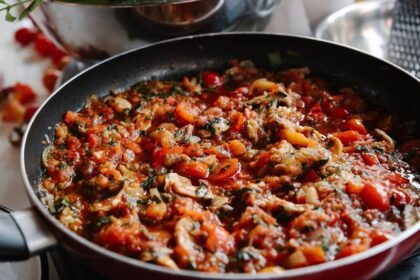 Cette poêlée de légumes d’été à l’ail et au basilic se prépare en 30 minutes Cette poêlée de légumes d’été à l’ail et au basilic se prépare en 30 minutes