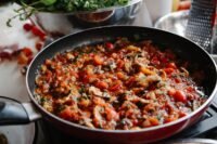 Cette poêlée de légumes d’été à l’ail et au basilic se prépare en 30 minutes Cette poêlée de légumes d’été à l’ail et au basilic se prépare en 30 minutes