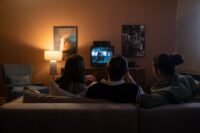 Programme TV ce soir 10 août : Camping Paradis contre Enquêtes au paradis