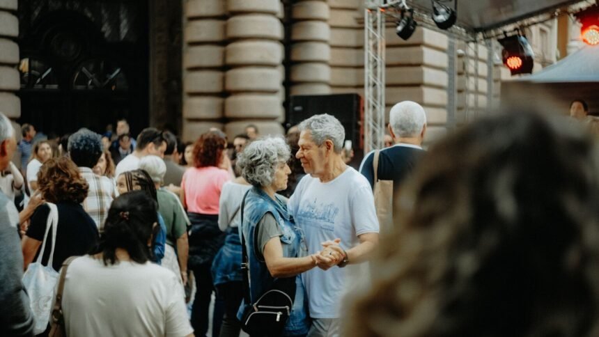 Rome : un couple de seniors devient viral en dansant sur une place Rome : un couple de seniors devient viral en dansant sur une place