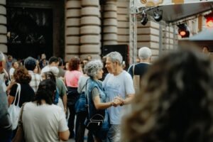 Rome : un couple de seniors devient viral en dansant sur une place Rome : un couple de seniors devient viral en dansant sur une place