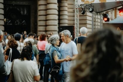 Rome : un couple de seniors devient viral en dansant sur une place Rome : un couple de seniors devient viral en dansant sur une place