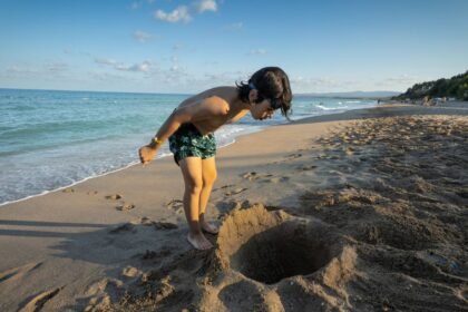 Royan : un trou de 1,60 m creusé sur la plage inquiète la police Royan : un trou de 1,60 m creusé sur la plage inquiète la police