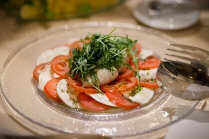 Cette salade caprese tomate-mozzarella se prépare en 10 minutes
