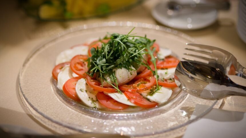 Cette salade caprese tomate-mozzarella se prépare en 10 minutes