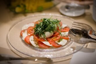 Cette salade caprese tomate-mozzarella se prépare en 10 minutes