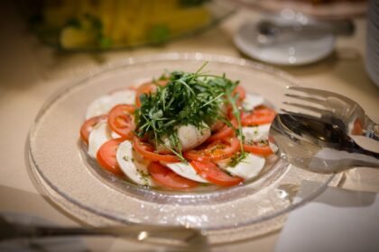 Cette salade caprese tomate-mozzarella se prépare en 10 minutes