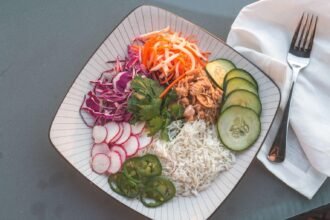 Cette salade de riz composée se prépare en 20 minutes