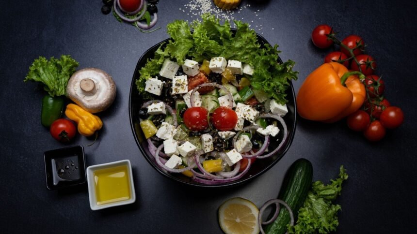 Cette salade grecque authentique se prépare en 15 minutes Cette salade grecque authentique se prépare en 15 minutes