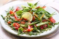 Cette salade de haricots verts, tomates cerises et amandes se prépare en 20 minutes