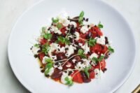 Rafraîchissez-vous avec cette salade pastèque, feta et menthe en 15 minutes Rafraîchissez-vous avec cette salade pastèque, feta et menthe en 15 minutes