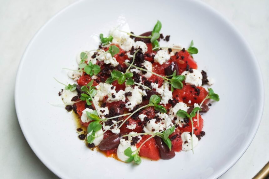 Rafraîchissez-vous avec cette salade pastèque, feta et menthe en 15 minutes Rafraîchissez-vous avec cette salade pastèque, feta et menthe en 15 minutes