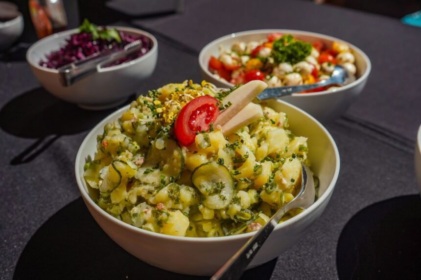 Cette salade de pommes de terre à l'ancienne se prépare en 30 minutes
