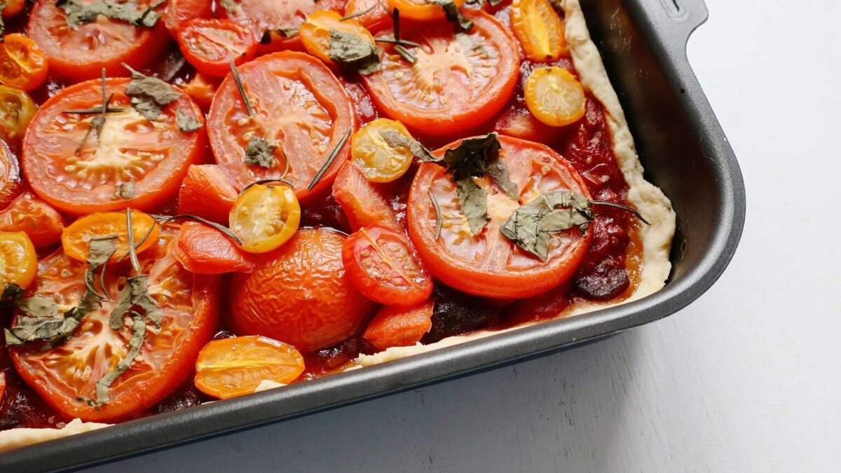 Cette tarte fine à la tomate et au parmesan se prépare en 35 minutes