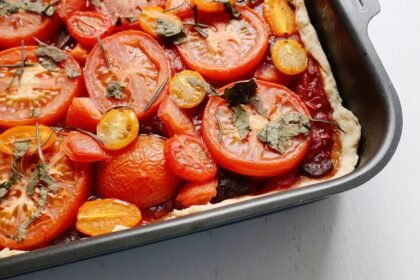 Cette tarte fine à la tomate et au parmesan se prépare en 35 minutes