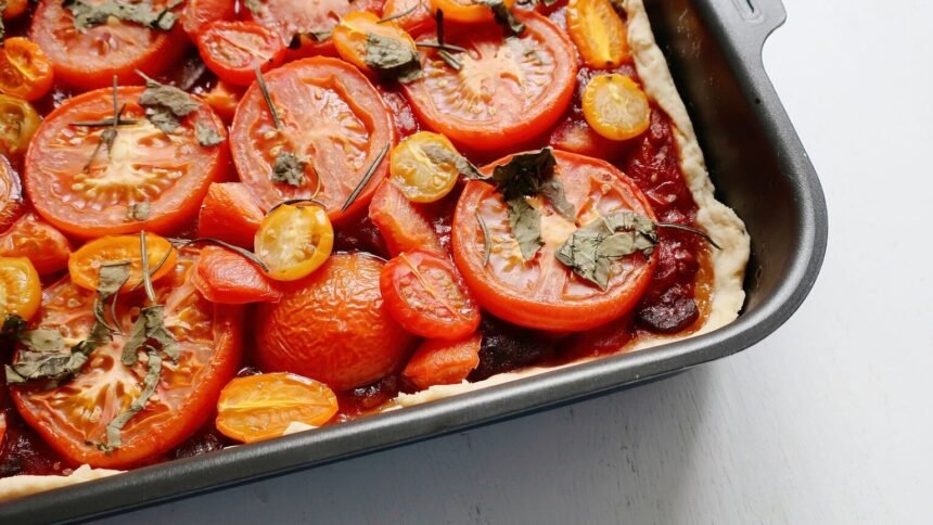 Cette tarte fine à la tomate et au parmesan se prépare en 35 minutes Cette tarte fine à la tomate et au parmesan se prépare en 35 minutes