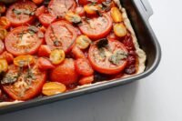 Cette tarte fine à la tomate et au parmesan se prépare en 35 minutes