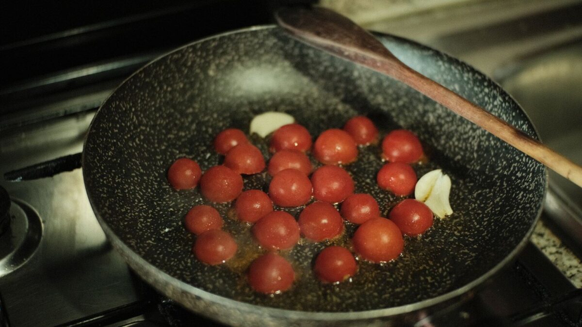 Ces tomates cerises poêlées à l&rsquo;ail se préparent en 15 minutes
