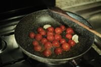 Ces tomates cerises poêlées à l'ail se préparent en 15 minutes