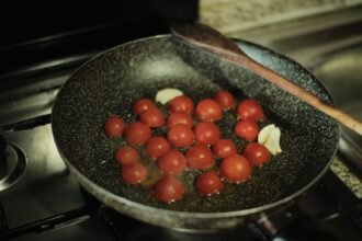 Ces tomates cerises poêlées à l'ail se préparent en 15 minutes Ces tomates cerises poêlées à l'ail se préparent en 15 minutes