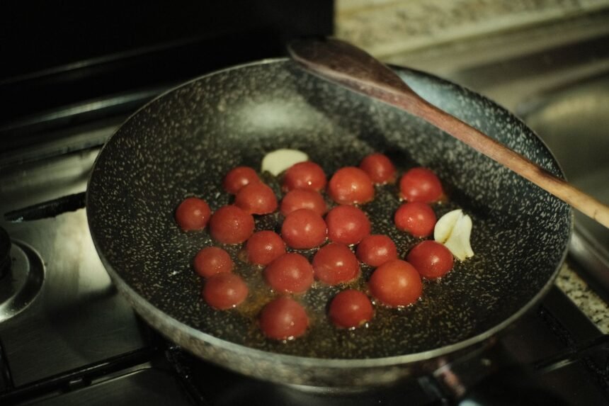 Ces tomates cerises poêlées à l'ail se préparent en 15 minutes Ces tomates cerises poêlées à l'ail se préparent en 15 minutes